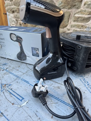 Goodmans 1000w garment steamer - 1000w,